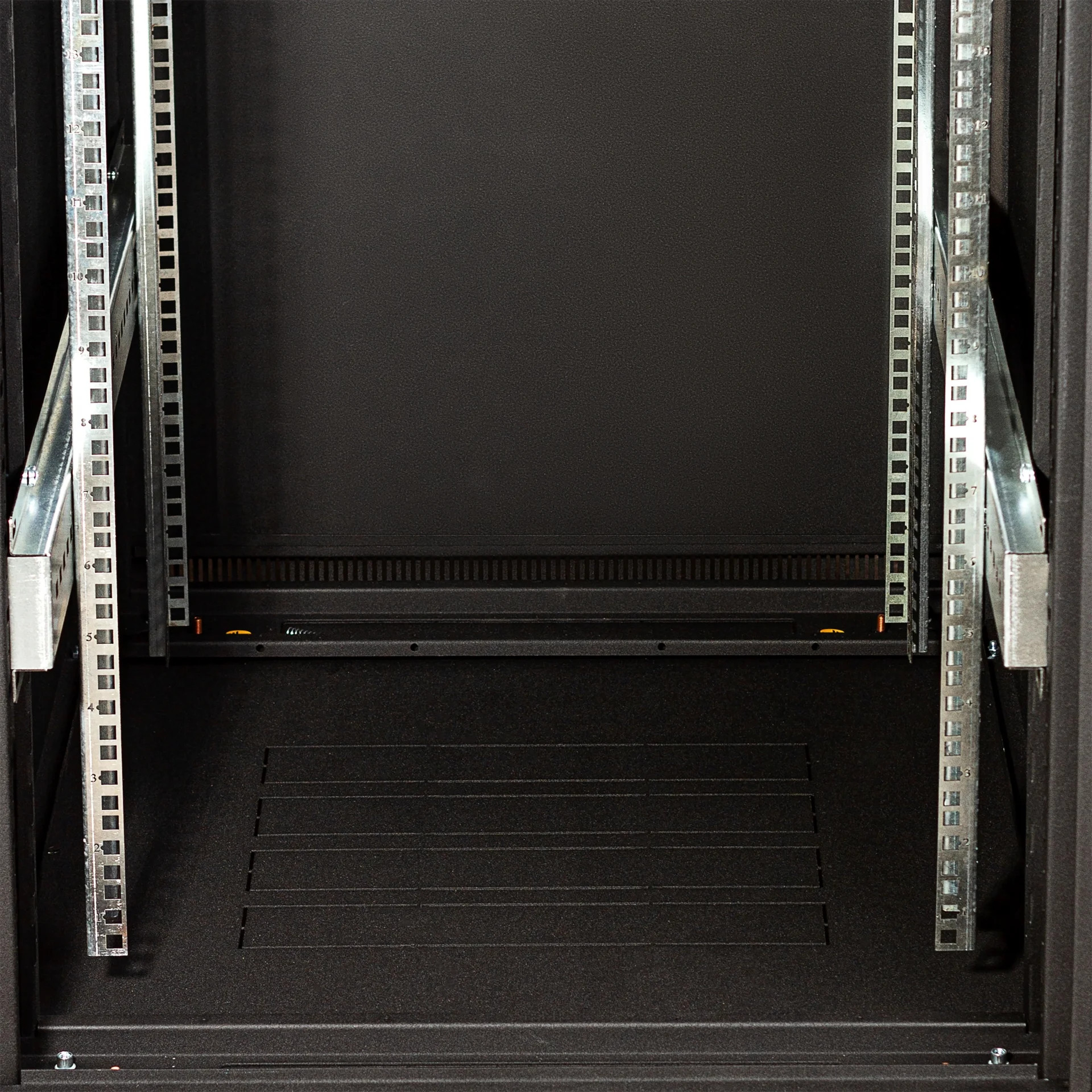 SNR-TFC-226080-GS-B-SF Шкаф телекоммуникационный напольный 22U 600x800мм, серия TFC (SNR-TFC-226080-GS-B-SF) SNR-TFC-226080-GS-B-SF Шкаф телекоммуникационный напольный 22U 600x800мм, серия TFC (SNR-TFC-226080-GS-B-SF)