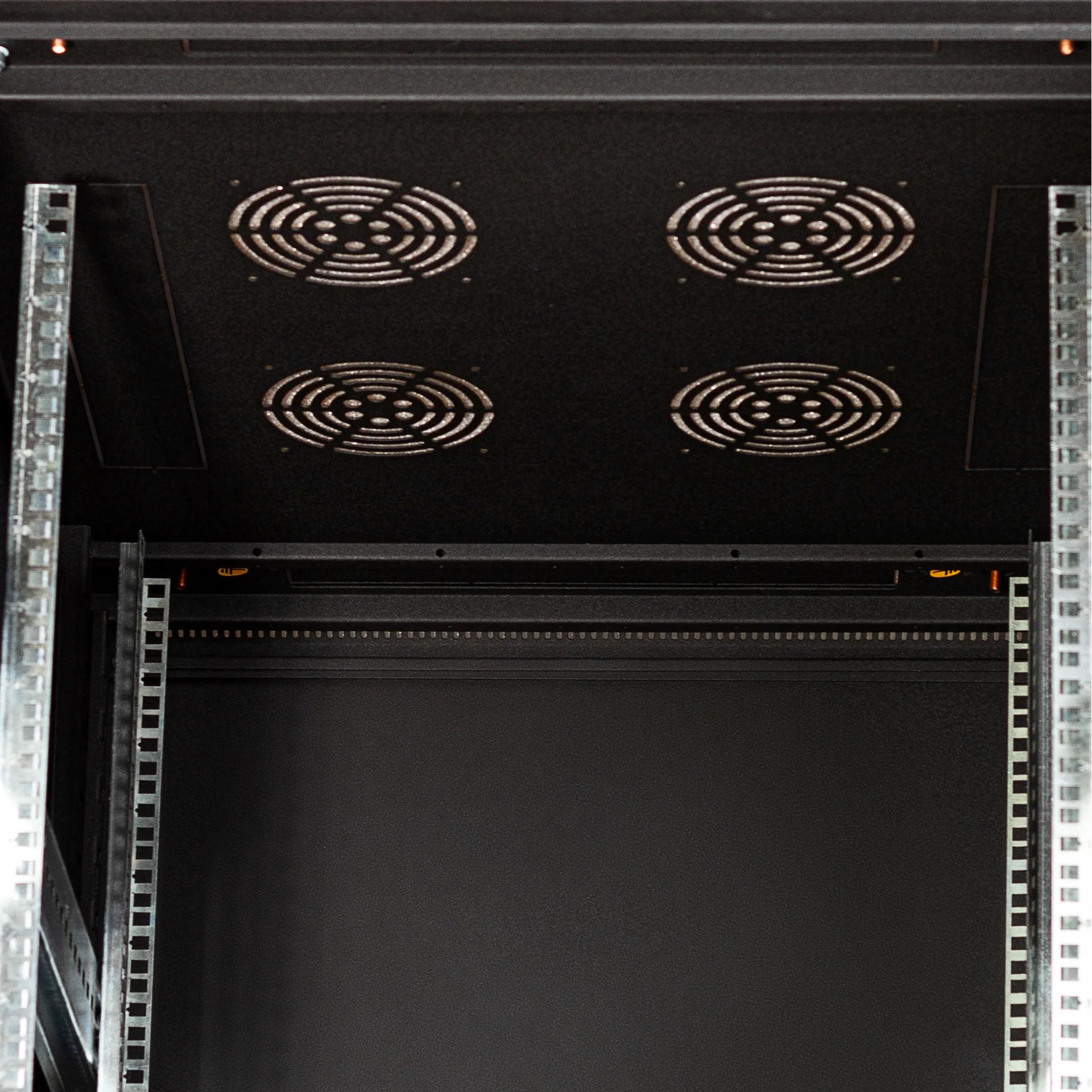 SNR-TFC-426080-GS-B-SF Шкаф телекоммуникационный напольный 42U 600x800мм, серия TFC (SNR-TFC-426080-GS-B-SF) SNR-TFC-426080-GS-B-SF Шкаф телекоммуникационный напольный 42U 600x800мм, серия TFC (SNR-TFC-426080-GS-B-SF)